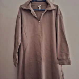 Lång tjocktröja  - Lång snygg tjocktröja med krage och snygg detalj på dragkedjan. Använd ett par gånger. Så i nyskick verkligen.