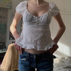 Vit blus med spetsdetaljer brandymelville  - Säljer en söt vit blus med spetsdetaljer runt halsringningen. (Lånade bilder) 