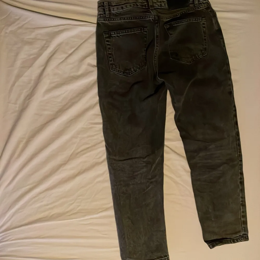 Tjenare säljer dessa jeansen från grunt modell slim fit inga defekter . Jeans & Byxor.