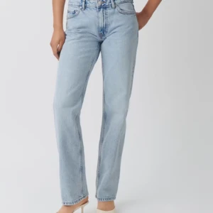 GinaTricot Jeans - Nyskick! Säljer ett par ljusblå jeans i straight fit. De är lågmidjade. 💕Passar storlek 32 och 34.
