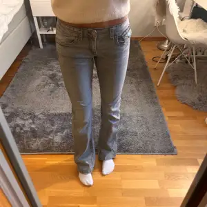 Säljer dessa gråa lågmidjade jeansen med knapp-fickor bak, från Gina Young. Storlek 164. Passar mig som har XS-S och är 165cm. Superbra skick! Säljer lite dyrare pga att jag inte vet om jag vill behålla dem❣️