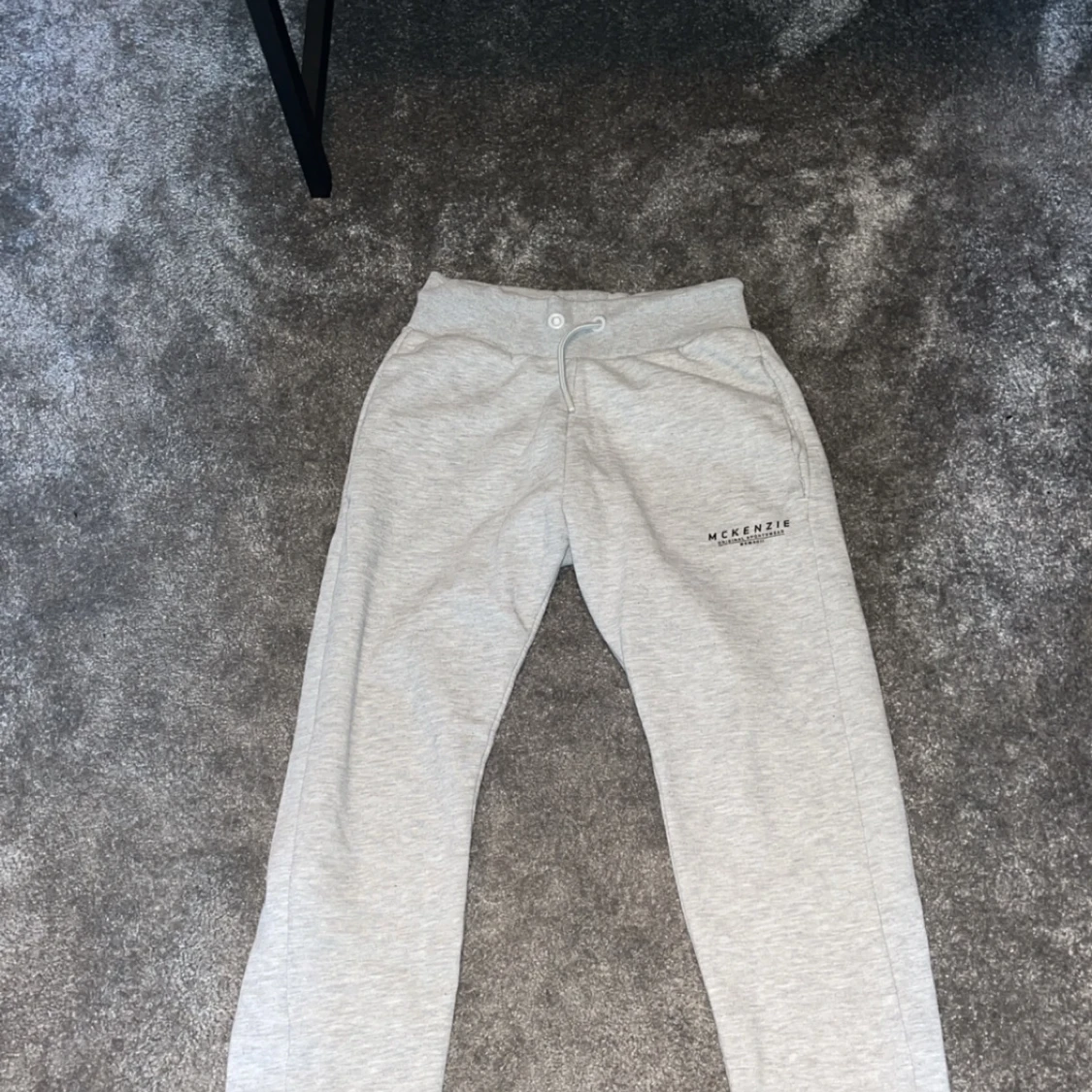 Grå mjukisbyxor från McKenzie