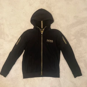 Hugo boss tröja  - Säljer då den är för liten, det är storlek L men sitter som S eller M. Den är ganska använd så har lite små grejer men inget som märks av.