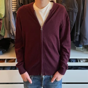 Grand Frank Zip - Tja! Säljer denna sjukt fräscha Full Zip från Grand Frank! Storlek S, 10/10 skick. Modellen är 174 cm och väger 56kg. Nypris-2000 Mitt pris-599, kan diskuteras. Skriv dm kring funderingar!😁