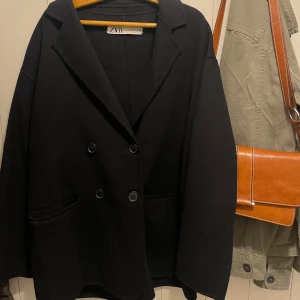 Fin Kappa  - Zara kappa, fint och mjukt material  Mellanlängd Strl M