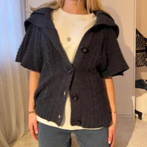 Kofta - Drömmigaste koftan i storlek M. Så sjukt snygg o varm o mysig🖤mörkmörkgrå i färgen