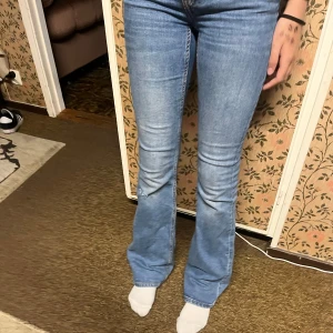 Flared jeans - Säljer ett par jättefina Flared jeans i väldigt bra skick, använda ett par gånger men dom är frf som nya, sitter jättebra på är jättefina! 