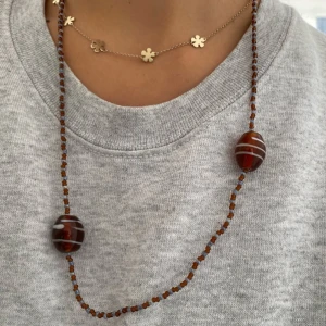 Egengjort halsband brunt och blått - Festligt och fint halsband i blåa och bruna pärlor med två glasstenar i brunt och ljusblått/vitt!⭐️ 66 cm långt. Skriv gärna vid intresse :)