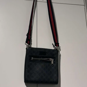 Gucci väska  - Säljer nu en Gucci väska som inte kommer till användning mer då det inte är min still , finns lite små fläckar på den som man ser på bilden går eneklt bort me lite och krubb , inköps pris 13 tusen , mitt pris 4 tusen och pris kan även diskuteras 
