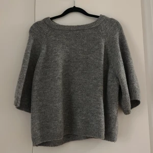 Stickad t-shirt  - Säljer denna stickade t-shirt. Lappen med storlek är borta men den är i storlek s. Fint skick 