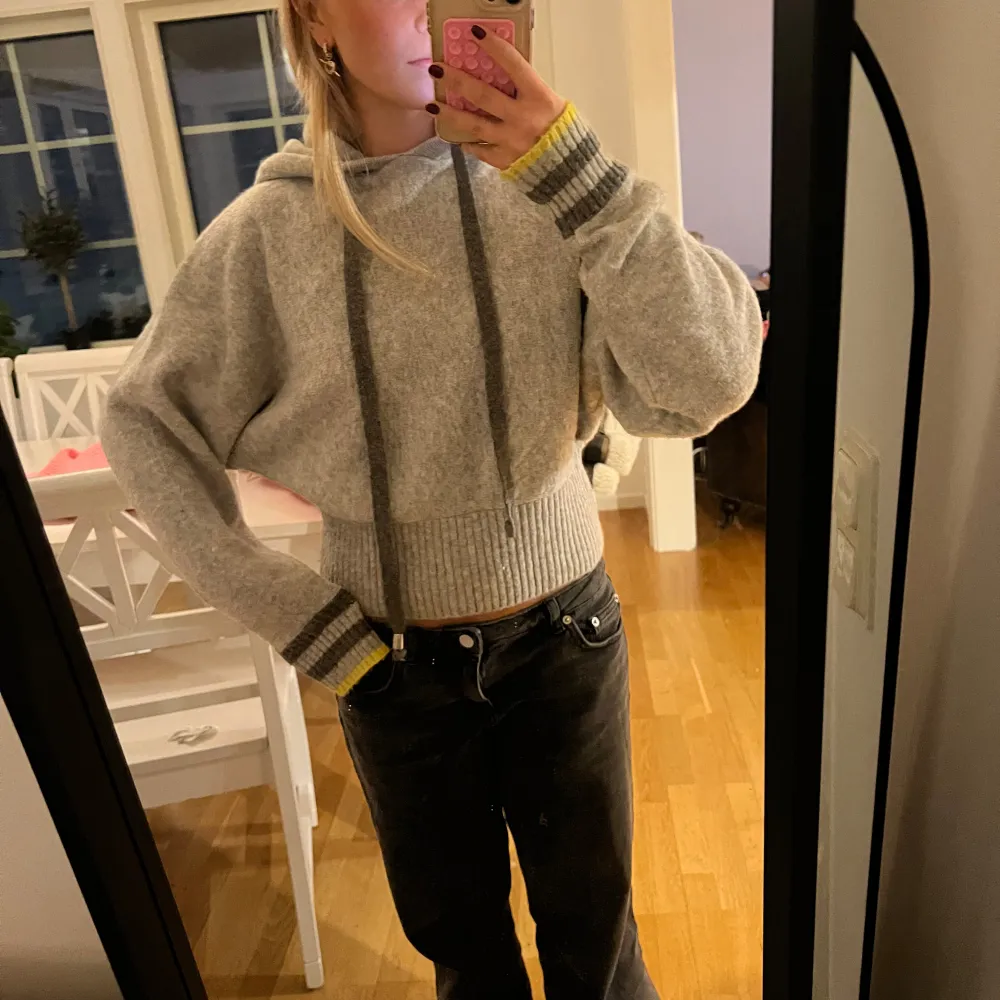 Mysig grå hoodie från Pringle med stor text på ryggen. Den är stickad och har en oversized passform med långa ärmar och ribbade muddar. Perfekt för höst och vinter när du vill vara både varm och stilren. 🩶. Tröjor & Koftor.