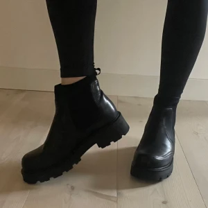 Boots strl 39 - Svarta vagabond boots i skinn. Använda 1 gång. 