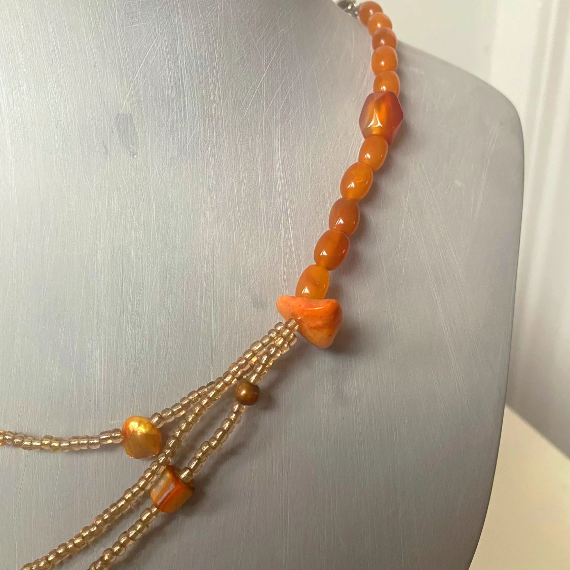 Långt halsband med orange pärlor - 91