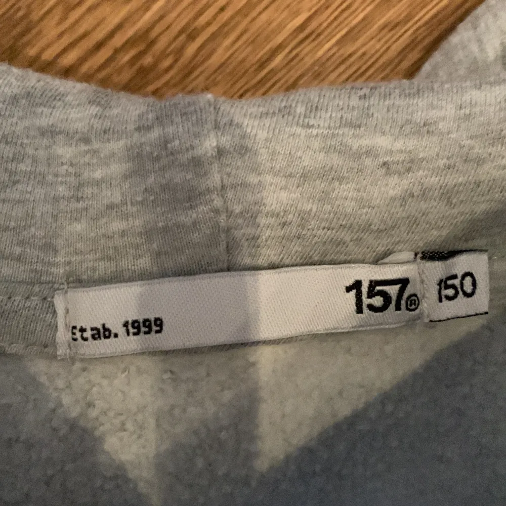 Det är en magtröja, den är anvend någon gång, och i bra skick. Säljer på grund av att den är för liten.. Hoodies.