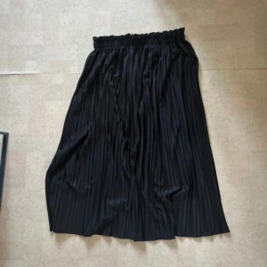 Halv lång kjol.  - Fin kjol från bubbleroom i storlek M. Aldrig använd.  Längd ca 75cm lång. 