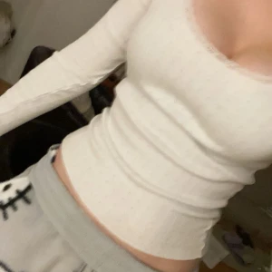 Vit Brandy Melville tröja med spets - Knappt använd vit tröja från brandy melville, säljer då den har blivit för liten 💔