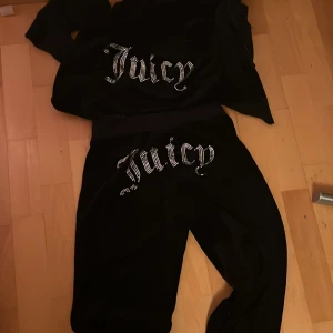 Juciy couture  - Juciy couture set endast testat M på storleken men efter som att den kommer från utlandet så sitter den som S/XS Frakt ingår inte i priset! PRISET GÅR ATT DISKUTERA!!