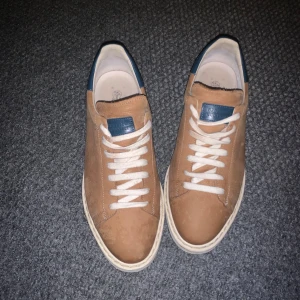 Brunello skor - Schyssta skor från brunello cucinelli, i relativt bra skick endast lite fläckiga där fram som man kan se på bild 3. Stora i storleken. Säljs för ett kanon pris vill bara bli av med dem.