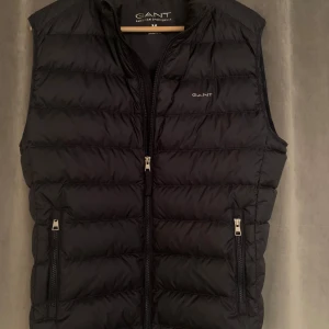 Gant väst - Säljer denna västen från Gant då den inte går till användning längre. Köpte västen ny för 2400 säljer den för 1700, den är knappt använd och är i nyskick. Storlek M