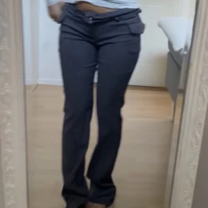 Kostymbyxor  - Kostymbyxor som sitter tight och väldigt fint på kroppen men ändå är lite stretchiga och har utsvängda ben. Dessutom är dem lågmidjade, vad mer behövs…😍😍🥵