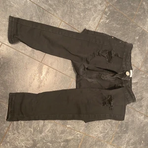 Svarta skinnyjeans  - Ett par svarta tighta jeans från Lager 157. Dessa passar med vad som helst! 🩷 