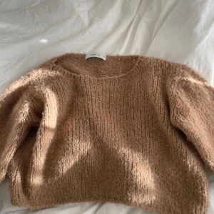Beige stickad tröja  - Köpt på zara använd få gånget