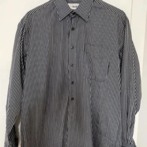 Skjorta! Randig! Ny! - Skjorta från  ST Mark  storlek M!  Oanvänd  Svart grå vit