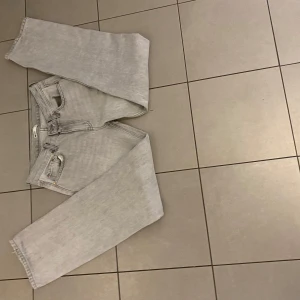 Gråa straight baggy jeans - Gråa lite baggy jeans som är lita ”slitna” nertill, bara använt några få gånger💗 Jeansen är lite för långa för mig som man kanske kan se på den sista bilden💗Därför jag säljer dem💗