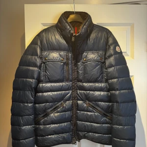 Moncler jacka - Säljer denna galet feta moncler jackan för  1600 kr, självklart är den äkta! mycket bra skick och inga defekter.  Skriv vid frågor!