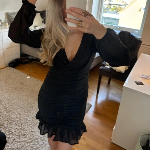Bikbok klänning  - Perfekt att köpa nu när det närmar sig nyår, sitter tajt i rumpan och lite genomskyldigt i ryggen och på armarna. Prislapp kvar, 399kr köptes den för, jag säljer för 350. Kan tänka mig gå ner i pris vid snabbt köp. 