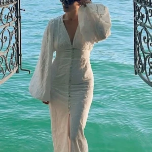 Adoore klänning - Fin adoore klänning köpt i somras som endast är testad till en fotografering, bilderna är på min andra adoore klänning av samma modell men den är helvit, dom sitter lika 😊 nypris är 1695kr 