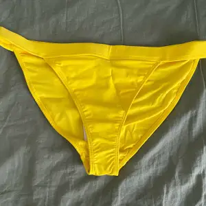 OW intimates gul bikini underdel från nelly  Helt oanvänd! (Prislapp finns) Storlek : L Orginalpris : 349kr Mittpris : 169