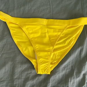 Gul bikini underdel  - OW intimates gul bikini underdel från nelly  Helt oanvänd! (Prislapp finns) Storlek : L Orginalpris : 349kr Mittpris : 169