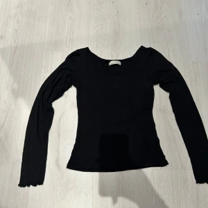  Långärmad off shoulder Tröja -  Svart Långärmad tröja, vågigt under 