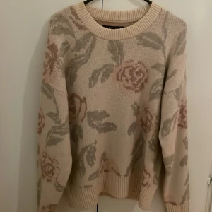Stickad tröja - Ej använd blommönstrad stickad tröja 