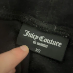 Ett par juicy couture  - Stl XS. Kostar 200 kr. Använder inte då dom har blivit för små. Typ som nya. Använt några gånger 