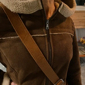 Mockajacka med Teddyfoder - Superfin jacka med mysigt teddyfoder. Knappt använd. Det står storlek 40 men skulle säga S. 