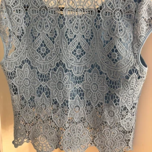 Söt blus  - Älskar den men tyvärr kommer den inte till användning då den är för liten. Inga skador alls.