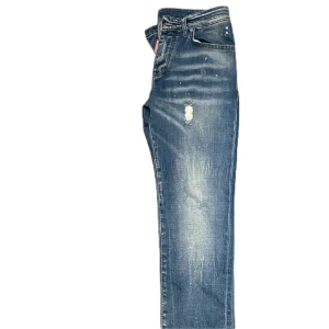 Dsquared2 slim jeans - Intressekoll på dessa Slim fit dsq2 jeans. Jeansen sitter som en W29 men är 44 i dsq2 storlek (italiensk).