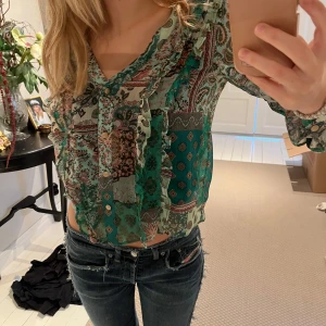 Grön blus från Zara - Fin grönmönstrad blus från Zara i chiffong. 