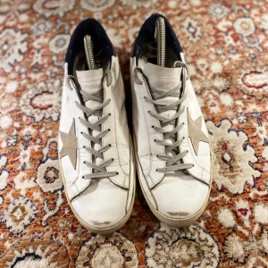 Golden Goose skor  - Hej! Säljer nu dessa Golden Goose skor, storlek 45, skicket bedömer vi är bra , tveka inte på att höra av er vid frågor kring skorna! 