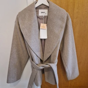 En ny beige kappa str M - Helt ny fin kappa