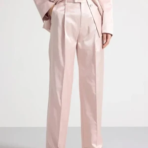 Rosa byxor satin glansiga storlek 36 Lindex - Rosa byxor satin glansiga storlek 36 Lindex  Jättefint skick, använda en gång.