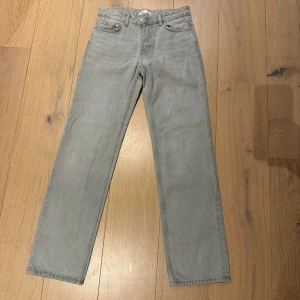 Jeans - Snygga jeans från gina trico, aldrig använda men lappen är avtagen, säljer dem då passformen inte passar min kroppstyp, säljer för 400 de vill säga 100 kr billigare än vad dem kosta från början!
