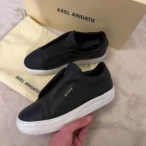 Axel arigato(svart skinn) - |INTRESSEKOLL|Axel arigato|Väldigt fint skick använda nån enstak gång så typ nyskick 9,5/10|Nypris runt 2,6k och jag vill ha runt 1,5k|Endast dustbag medföljer|Hör av dig vid funderingar|Pris kan diskuteras vid snabb affär| Mvh Malte💙