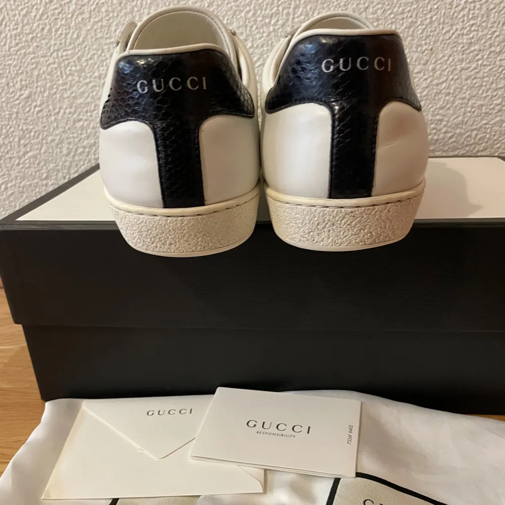 Gucci ace  Size 9,5 vilket är 43-44 8,5/10  Box, dustbag och snöre medföljer  Pris 2599 . Skor.