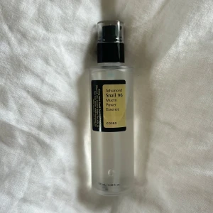 COSRX Advanced Snail 96 Mucin Power Essence - Säljer en COSRX Advanced Snail 96 Mucin Power Essence. Den innehåller 100 ml! Endast använd en gång så den är som ny!