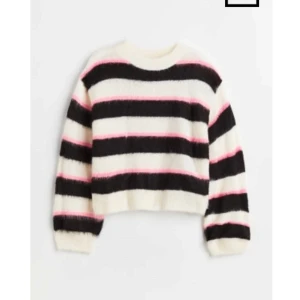 Stickad randig tröja från H&M - Säljer en mysig randig tröja från H&M i storlek S. Tröjan är använd max 2-3ggr