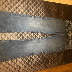 mörk blå jeans från ltb  - mörkblå jätte fina jeans från ltb i strl 25,30 och i modellen valarie,