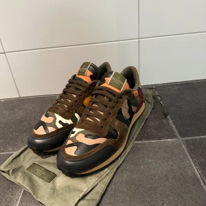 Valentino rockrunners - Riktigt feta Rockrunners. Skorna är i mycket fint skick, storlek 43 passar 44 också. Box, kort, dustbags och extra snören medföljer vid köp. Tveka inte på att fråga om vad som. Priset kan diskuteras vid snabb affär. Nypris ca 6000 kr. 
